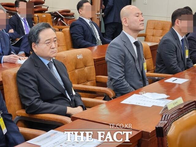 1일 국회 환노위 청문회가 열린 가운데 허영인 SPC그룹 회장(왼쪽)과 이해욱 DL그룹 회장이 증인석에 앉아 있다./국회=우지수 기자