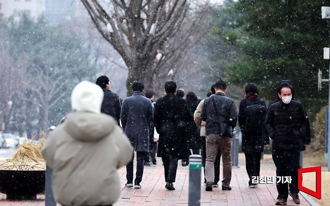 눈이 내린 29일 서울 여의도 국회 경내에서 시민들이 눈을 맞으며 걷고 있다. 사진=김현민 기자 kimhyun81@