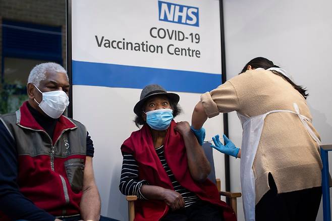 지난 8일 영국 런던의 한 병원에서 화이자와 바이오엔테크가 개발한 코로나 백신 접종을 받고있는 81세의 할머니./AFP 연합뉴스