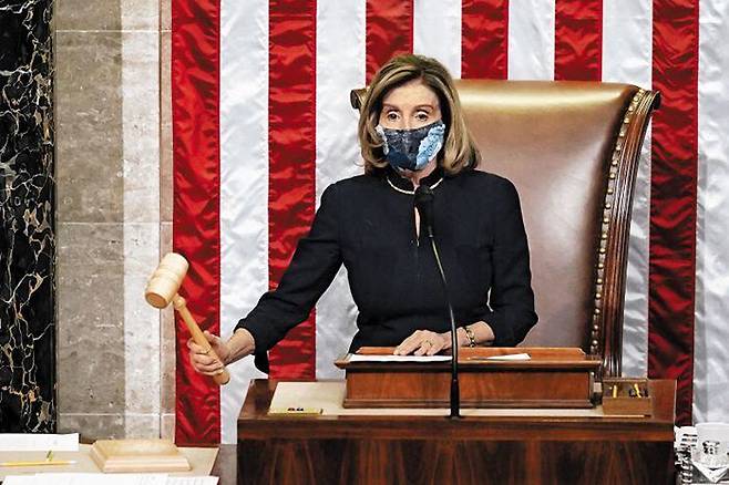 2019년 탄핵때처럼… 검은 옷 입은 펠로시 - 낸시 펠로시 미 하원 의장이 13일(현지 시각) 하원에서 트럼프 대통령 탄핵안을 가결하고 있다. 지난 2019년 탄핵 때와 마찬가지로 검은 옷을 입었다. /AP 연합뉴스