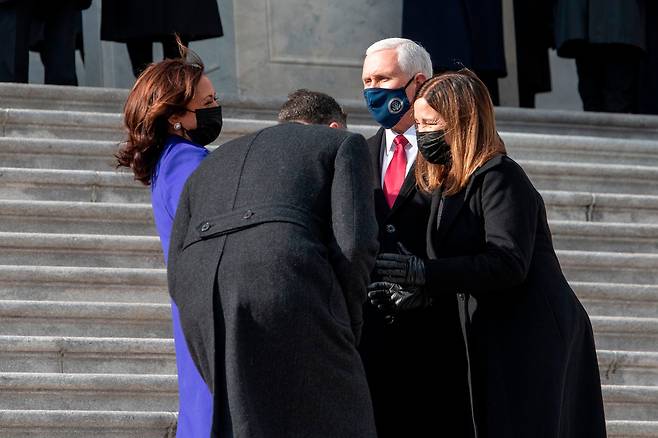 카멀라 해리스 미 부통령 부부(왼쪽)가 20일 취임 뒤 전임자인 마이크 펜스 부통령 부부를 전송하며 파안대소 하고 있다.  <저작권자 ⓒ 1980-2021 ㈜연합뉴스. 무단 전재 재배포 금지.>