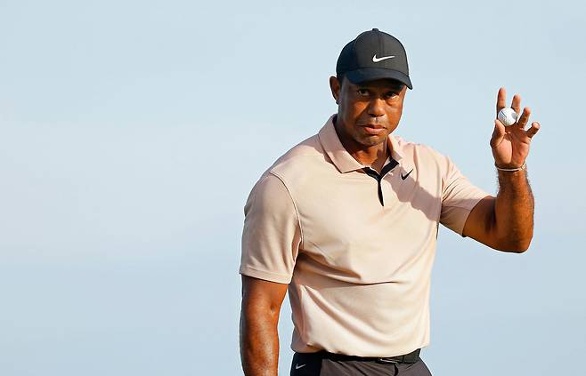 타이거 우즈가 1일 바하마 올버니 골프코스에서 열린 히어로 월드 챌린지 1라운드 18번홀에서 파 퍼트를 넣은 뒤 인사하고 있다./AFP 연합뉴스