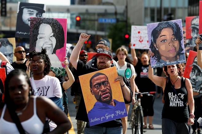 25일 데릭 쇼빈 1심 선고 결과가 나온 뒤 시민들이 미니애폴리스에서 플로이드를 추모하고 흑인들의 인권 향상을 주장하는 가두시위를 벌이고 있다. /로이터 연합