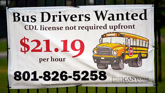 미 초중고 개학을 앞둔 지난 8월 유타주의 캐년 교육구에 나붙은 스쿨버스 기사 구인 광고. 시급을 기존 14달러에서 21달러로 대폭 올리고 다른 자격 요건도 거의 요구하지 않겠다는 내용이다. /AP 연합뉴스