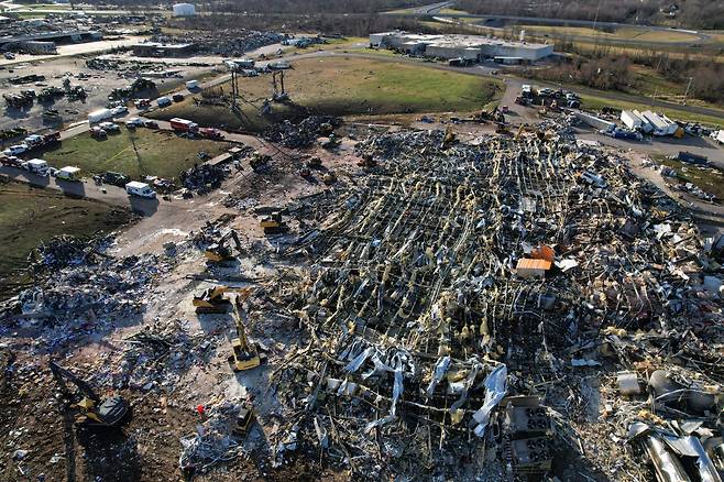 11일(현지시간) 미국 켄터키주 메이필드의 양초공장 건물이 토네이도의 강타에 형체를 알아볼 수 없을 정도로 부서진 모습을 드론으로 촬영한 사진. 당시 이 공장에는 약 110명이 근무 중이어서 많은 사상자가 발생했다. 전날 밤 미 중부 지역에서는 20여 개의 토네이도가 발생해 켄터키를 포함해 아칸소·일리노이·미주리·테네시 등 6개 주를 휩쓸어 최소 84명이 숨진 것으로 집계됐다. /로이터 연합뉴스