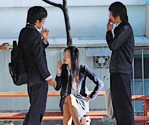 각국서 청소년 흡연율이 높아지는 데는 담배에 호기심을 느끼게 하는 가향 담배의 확산도 큰 역할을 하는 것으로 알려져있다. 지난 2020년 경기도의 한 주택가에서 남녀 고교생들이 담배를 피우는 모습. /조선일보 DB