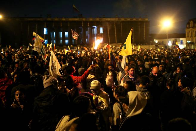 19일 밤(현지 시각) 콜롬비아 수도 보고타 중심가인 볼리바르 광장 앞에서 구스타보 페트로 대통령 당선인의 지지자들이 승리를 자축하며 기뻐하고 있다. /로이터 연합뉴스