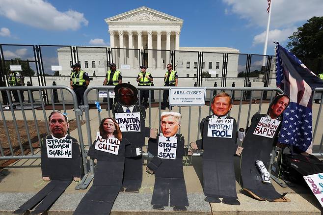 지난 24일 미 연방대법원이 '로 대 웨이드' 판결을 뒤집고 낙태 불법화 여부를 각 주의 판단에 맡긴다고 결정하자, 낙태 옹호단체들이 이 결정을 내린 보수 대법관 6명의 얼굴을 내걸고 이들을 비난하는 내용의 게시물을 워싱턴 DC의 대법원 앞에 걸어놓았다. /로이터 연합뉴스