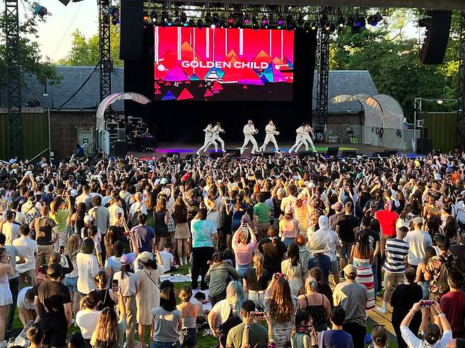 지난 10일 저녁 뉴욕 맨해튼 센트럴파크에서 열린 '서머스테이지: 코리아 가요제'에서 K팝 보이그룹 골든 차일드의 화려한 공연이 펼쳐지고 있다. /뉴욕=정시행 특파원