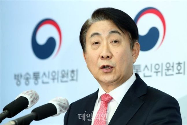 이동관 방송통신위원장이 1일 오후 경기도 과천 정부종합청사에서 자진사퇴에 대한 입장을 밝히고 있다.ⓒ데일리안 홍금표 기자