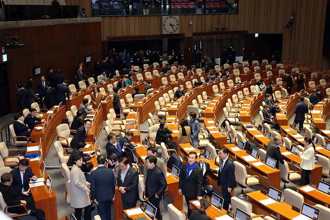 1일 오후 서울 여의도 국회 본회의장에서 열린 제410회 국회(정기회) 제13차 본회의에서 더불어민주당 의원들이 손준성·이정섭 검사 탄핵소추안 투표를 위해 이동하고 있다. 이날 본회의에서 손·이 검사에 대한 탄핵소추안을 각각 재석 180명 중 찬성 175명, 반대 2명, 기권 1명, 무효 2명, 재석 180명 중 찬성 174명, 반대 3명, 기권 1명, 무효 2명으로 의결했다. 2023.12.1/뉴스1