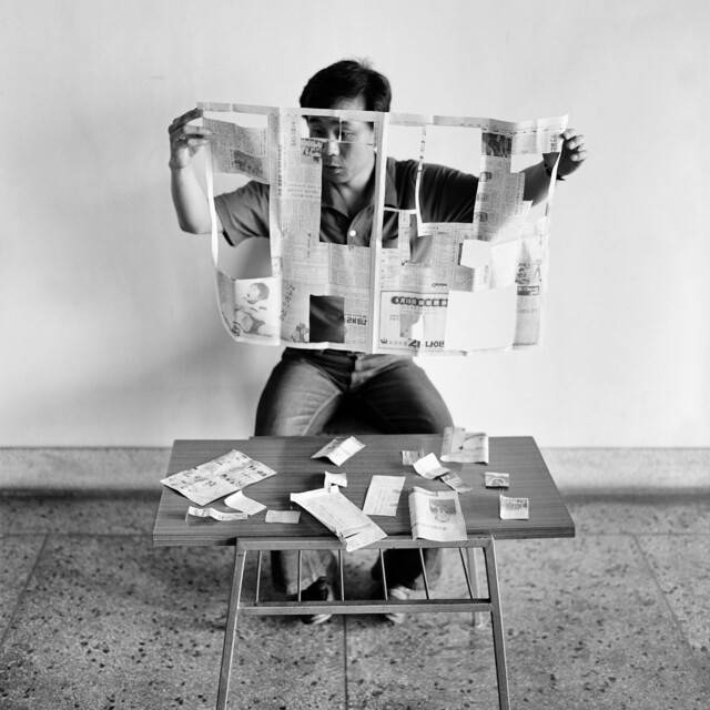 1976년 청년작가 성능경이 처음 시연했을 당시 신문 읽고 오리기 퍼포먼스 장면. 성능경 작가 제공