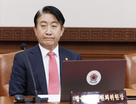 이동관 방송통신위원회 위원장이 1일 오전 서울 종로구 정부서울청사에서 열린 임시 국무회의에 참석해 한덕수 국무총리의 발언을 굳은 표정으로 듣고 있다. 연합뉴스