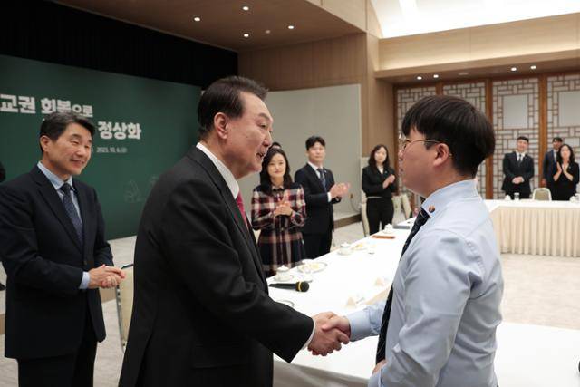 윤석열 대통령이 10월 6일 대통령실에서 열린 교권 보호 4법 개정 계기 유·초·중·고·특수학교 현장 교원과의 대화에서 참석자들과 악수하고 있다. 대통령실 제공