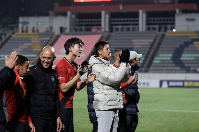 설기현 경남FC 감독이 지난달 29일 창원축구센터에서 열린 K리그2 준플레이오프에서 부천FC를 제치고 플레이오프 진출에 성공한 뒤 팬들에게 인사하고 있다. 프로축구연맹 제공