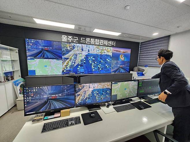 울주군청에 마련된 드론 통합 관제실. 여러 대의 드론을 실시간 확인, 제어 가능하다 / 출처=IT동아