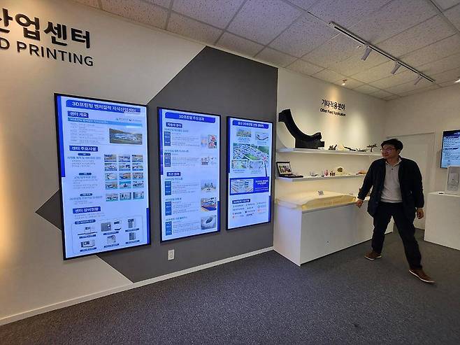 울산정보산업진흥원 내 각종 지원 설비와 기술을 소개하는 박경석 박사 / 출처=IT동아