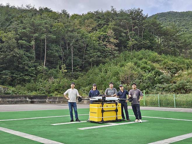 고중량 배송 드론을 실증 중인 볼로랜드 임직원들 / 출처=볼로랜드
