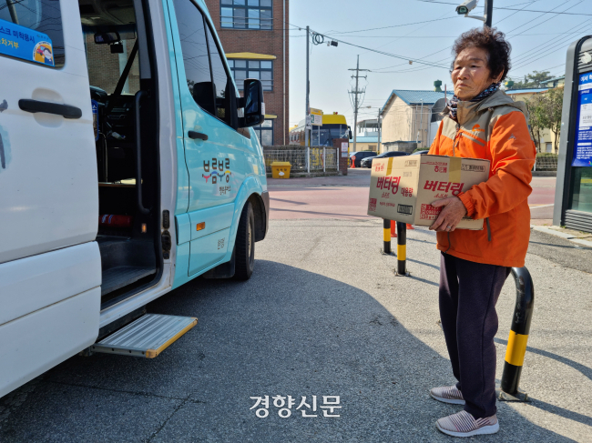 전북 완주군의 수요응답형 버스(DRT)를 이용하기 위해 한 시민이 서 있다. 송윤경 기자