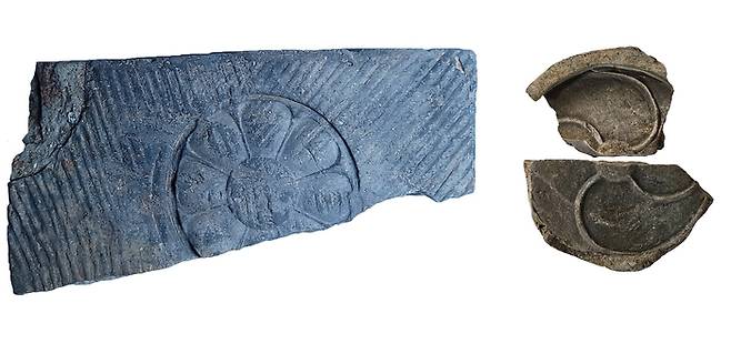 부여 관북리 유적에서 출토된 연꽃무늬 벽돌(연화문 전, 왼쪽)과 바람개비 무늬 수막새(파문수막새). 부여문화재연구소 제공