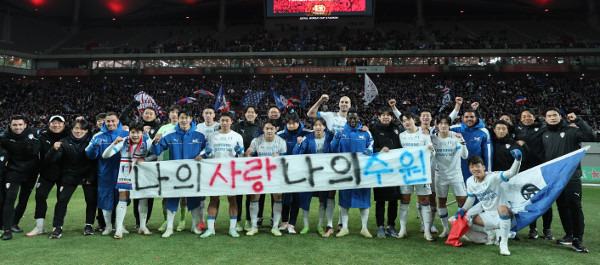 수원 삼성 선수들이 지난 25일 서울월드컵경기장에서 열린 프로축구 하나원큐 K리그1 37라운드 FC서울과의 경기에서 1대0으로 승리를 거둔 뒤 기념촬영을 하고 있다. 뉴시스