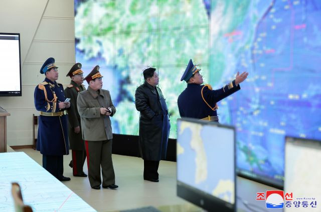 김정은 북한 국무위원장이 항공절(11월 29일)을 맞아 지난달 30일 조선인민군 공군사령부 등을 방문했다. 조선중앙통신