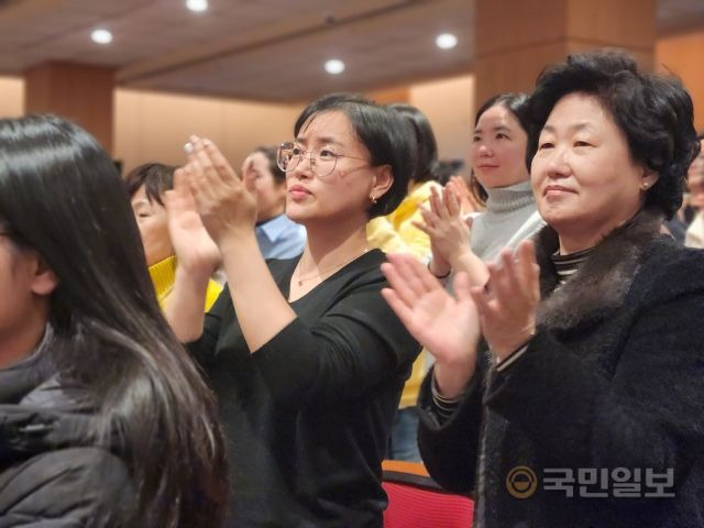 오륜교회 교인들이 은퇴하는 김은호 원로목사에게 박수를 보내고 있다.