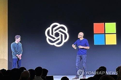 지난 6일 한 행사에 함께 참여한 샘 올트먼 오픈AI 최고경영자(CEO·좌)와 사티아 나델라 마이크로소프트(MS) CEO(우) [사진출처 = AP 연합뉴스]