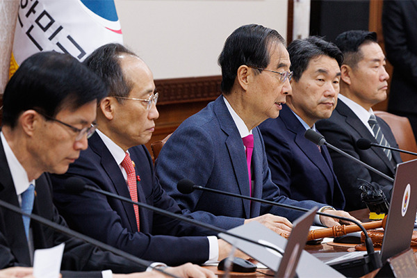 Prime Minister Han Duck-soo, third from left, presides over a Cabinet meeting. [Photo by Yonhap]