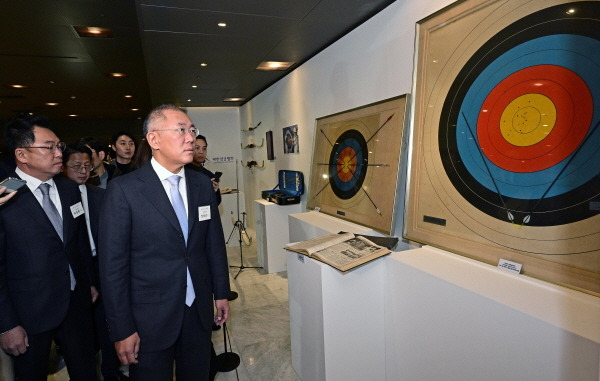 정의선 현대차그룹 회장(대한양궁협회장)이 ‘2023 한국 양궁 60주년 기념 행사장’에서 한국 양궁의 역사가 담긴 전시물들을 둘러보는 모습 [사진제공=현대차그룹]