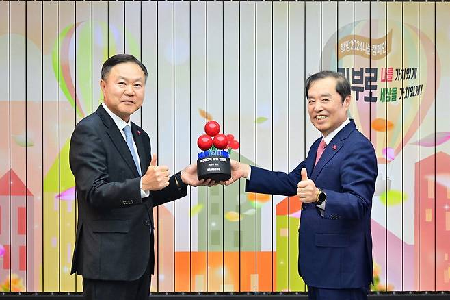 최영무 삼성 사회공헌업무총괄 사장(왼쪽)이 1일 서울 중구 사회복지공동모금회관에서 열린 이웃사랑성금 전달식에서 김병준 사회복지공동모금회 회장으로부터 감사패를 받고 기념사진을 찍고 있다.  삼성전자