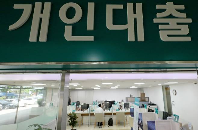 서울에 위치한 은행 개인대출 창구에서 직원들이 업무를 하고 있다./사진=뉴스1