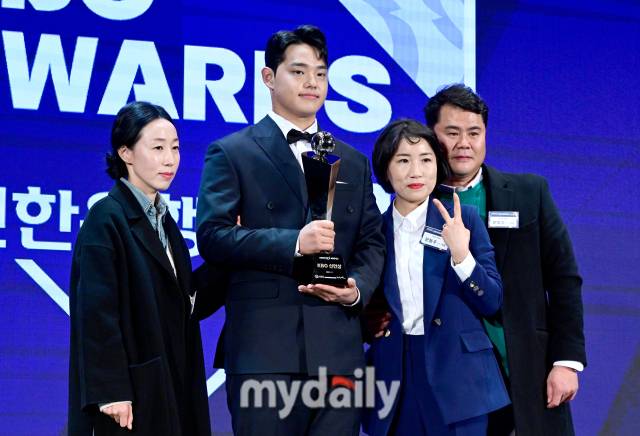 신인상을 수상한 문동주가 시상식이 끝난 뒤 어머니(왼쪽), 이모, 이모부와 함께 기념 촬영을 하고 있다 / 소공동 = 유진형 기자 zolong@mydaily.co.kr