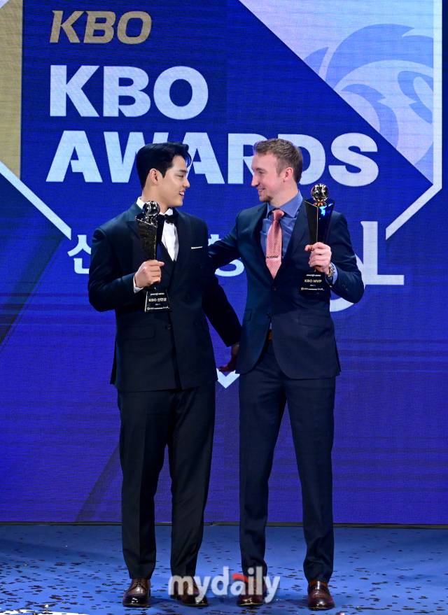 문동주와 페디가 영어로 이야기를 나누고 있다 / 소공동 = 유진형 기자 zolong@mydaily.co.kr]