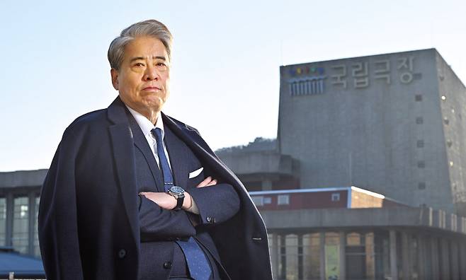 1세대 예술행정가인 박인건 극장장은 헤럴드경제와 인터뷰에서 “공연은 서비스업”이라며 “극장이 가장 역점을 둬야 할 곳에 관객과 예술가가 있다”고 말했다. 사진은 국립극장을 배경으로 포즈를 취하고 있는 박 극장장. 임세준 기자