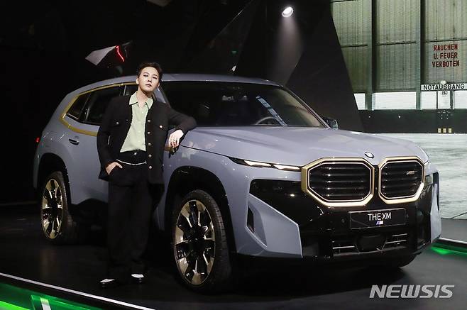 [서울=뉴시스] 최동준 기자 = BMW 코리아가 28일 서울 강남구 한 빌딩에서 M 전용 스포츠액티비티차량(SAV) 모델인 '뉴 XM' 국내 출시 행사를 열었다. 뉴 XM 앰배서더 지드래곤이 포즈를 취하고 있다. 2023.03.28. photocdj@newsis.com