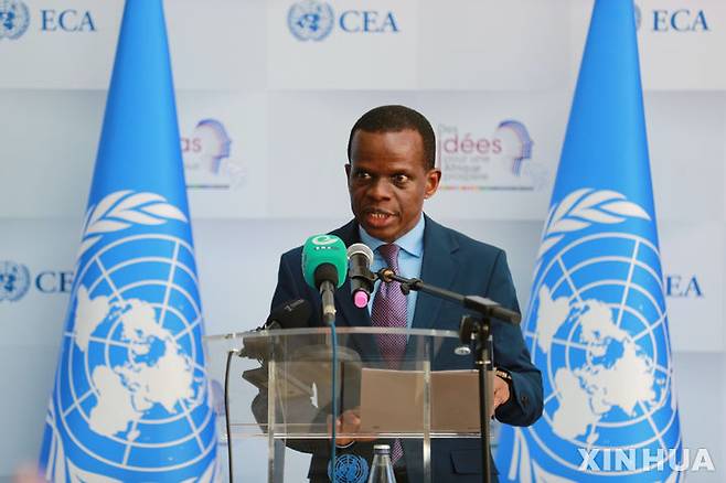 [아디스아바바( 에티오피아)=AP/뉴시스] 유엔 아프리카 경제위원회의 안토니오 페드로 사무총장이 10월 24일 유엔데이를 맞아 아디스 아바바의 기념식장에서 연설하고 있다.  유엔은 에티오피아 홍수로 발생한 60여만명의 수재민에 대한 긴급 구호를 위해 피해지역에서 정부, 민간기구와 협력하고 있다고 밝혔다. 2023.12.01.