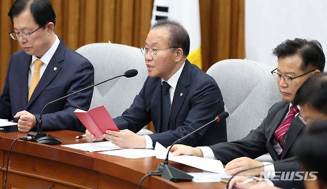 [서울=뉴시스] 추상철 기자 = 윤재옥 국민의힘 원내대표가 1일 오전 서울 여의도 국회에서 열린 원내대책회의에서 발언하고 있다. 2023.12.01. scchoo@newsis.com