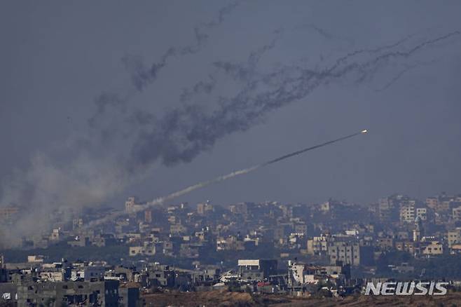 [가자지구=AP/뉴시스] 1일(현지시간) 로켓이 가자지구에서 이스라엘 남부를 향해 발사되는 모습. 2023.12.01.