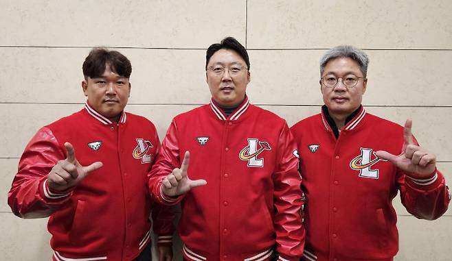 왼쪽부터 윤요섭 배터리 코치, 배영수 투수 코치, 강병식 타격 코치. SSG 랜더스 제공