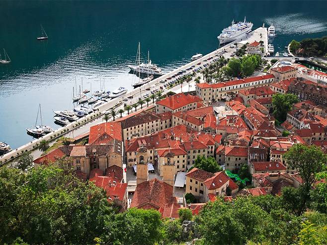 코토르는 중세 해양도시의 모습을 간직한 몬테네그로의 대표적인 관광지이다. 여러 제국의 지배를 받은 역사 때문에 다양한 문화가 공존하고 있으며, 아드리아해 연안 코토르 만에 위치해 있어 해양도시의 흔적들을 찾는 재미가 있는 아름다운 도시이다. 출처 : 코토르 공식 홈페이지.