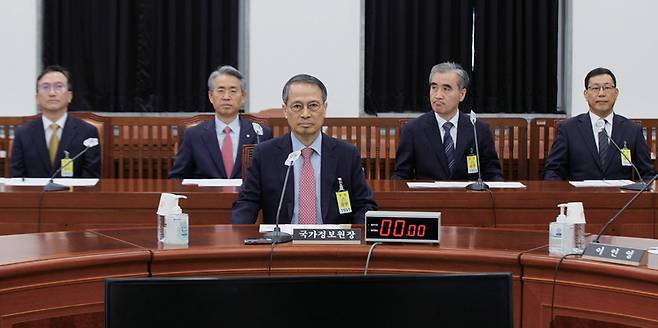김규현 전 국정원장이 11월24일 국회에서 열린 제5차 정보위원회 전체회의에 간부들과 함께 자리하고 있다. ⓒ국회사진취재단