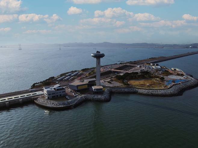 작은가리섬에 위치한 달전망대와 시화나래조력공원. 시진제공|길지혜(여행작가)