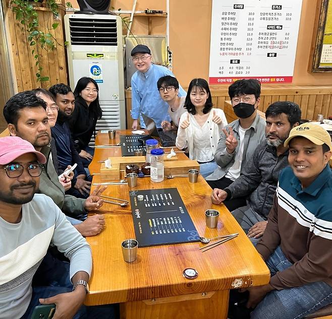 이주 노동자들과 모임을 갖는 김달성 목사(맨 뒤) [김달성 목사 제공]