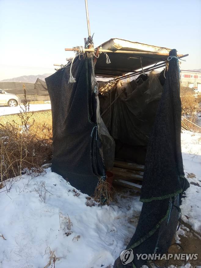 숙소밖 외국인 노동자 화장실 [김달성 목사 제공]