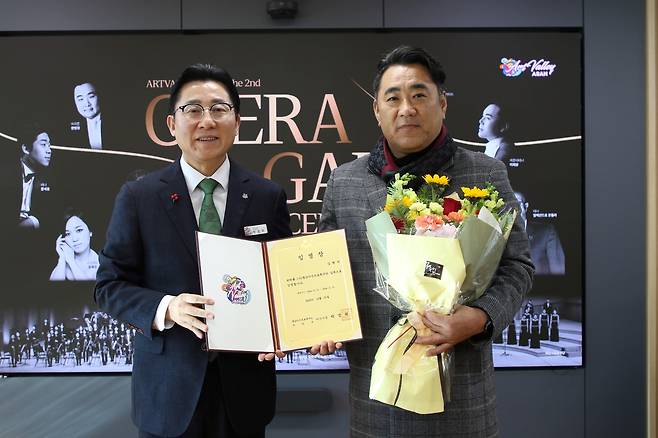 기념촬영하는 박경귀 아산시장(왼쪽)과 김현석 감독 [충남아산FC 제공. 재판매 및 DB 금지]