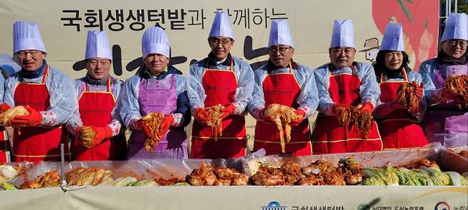 2023 국회 상생텃밭 김장나눔행사에 참석한 한훈(왼쪽에서 네 번째) 농림축산식품부 차관(사진=농식품부)