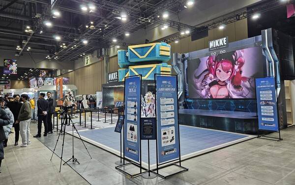 - 한창 관람객 맞이를 준비 중인 승리의 여신: 니케 부스