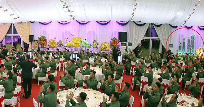 (평양 노동신문=뉴스1) = 북한 노동당 기관지 노동신문은 1일 "김정은 동지께서 항공절(지난 11월29일) 즈음해 11월30일 오전 인민군 공군사령부를 방문하시고 영웅적 인민 공군의 전체 장병들을 축하격려했다"라고 전했다. 항공절을 맞아 열린 연회장 뒤편에 려명거리 고층건물 모형이 전시돼 있다. [국내에서만 사용가능. 재배포 금지. DB 금지. For Use Only in the Republic of Korea. Redistribution Prohibited] rodongphoto@news1.kr