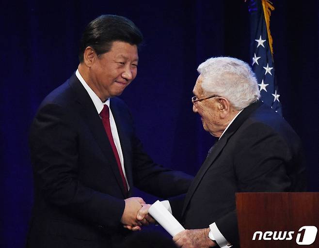 2015년 9월22일 시진핑 중국 국가주석(왼쪽)과 헨리 키신저 미국 전 국무장관이 미국 시애틀에서 열린 환영 만찬에서 만나 악수를 나누고 있다. 2015.09.22 ⓒ AFP=뉴스1 ⓒ News1 정지윤 기자